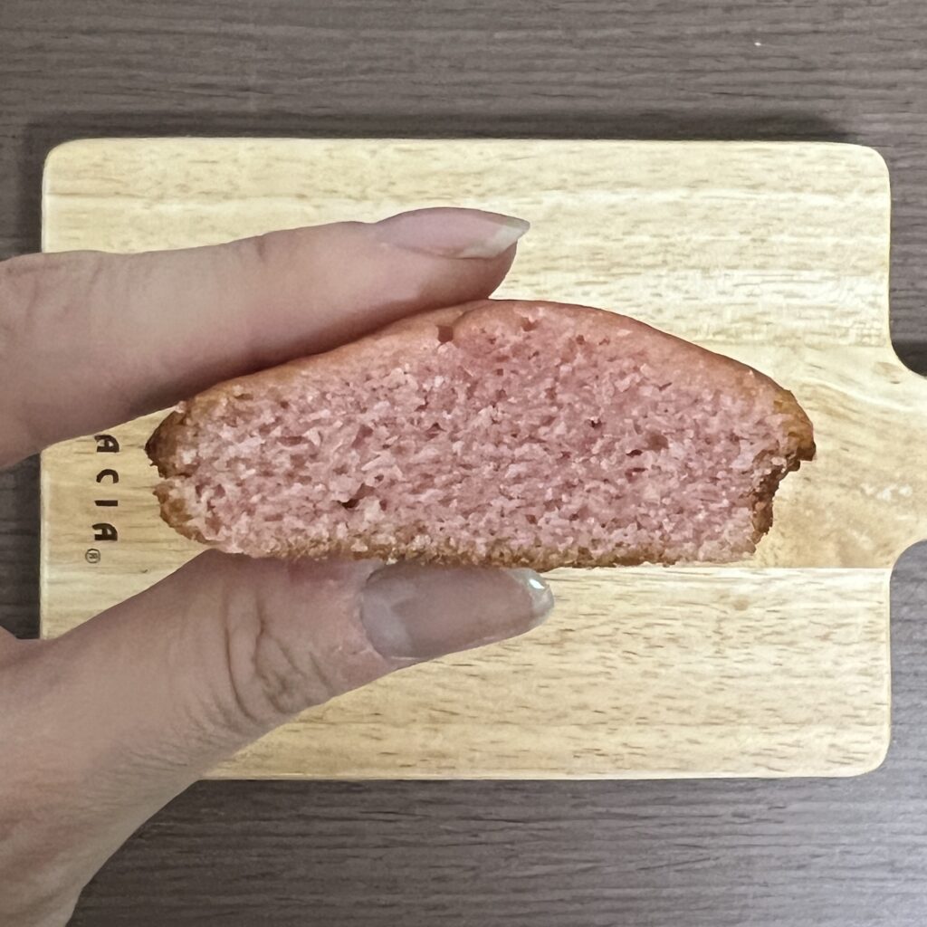 コート・ダジュールの苺の想いハートフィナンシェ 断面