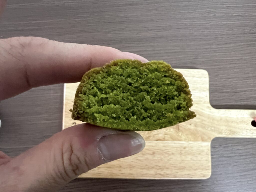 ゴディバのカカオフィナンシェ 抹茶 断面図