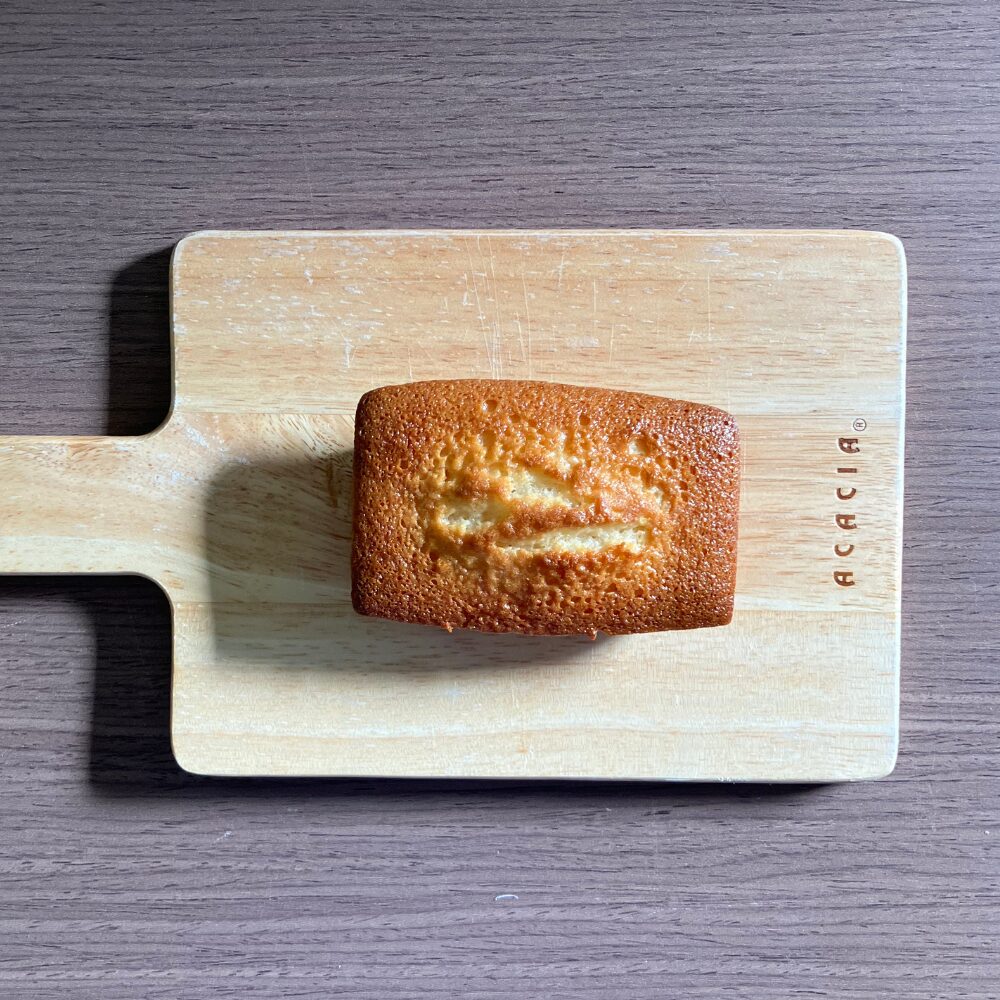 ローソンの焦がしバター香るフィナンシェ 01