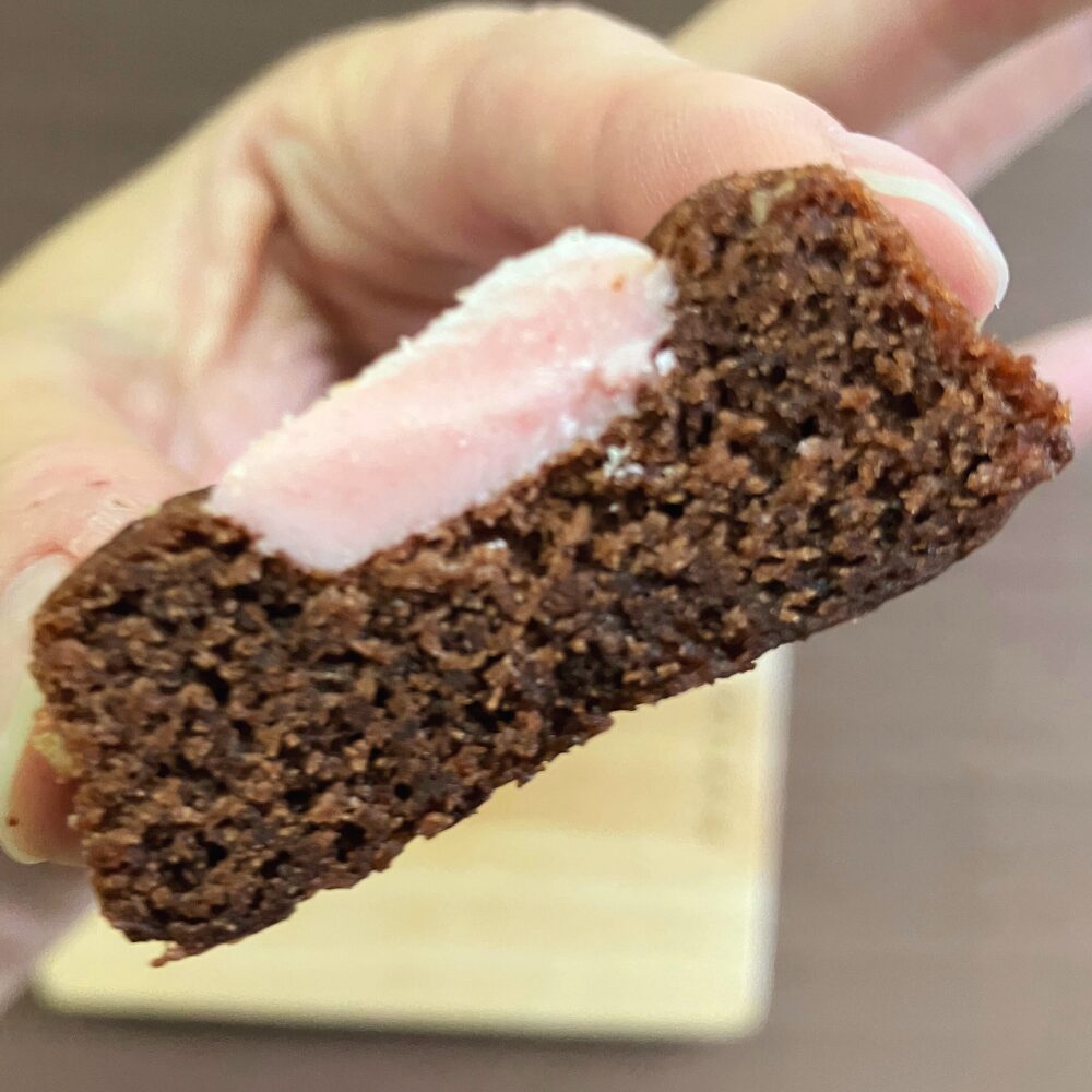 リンツ（Lindt）のリンツフィナンシェショコラ ストロベリー 断面