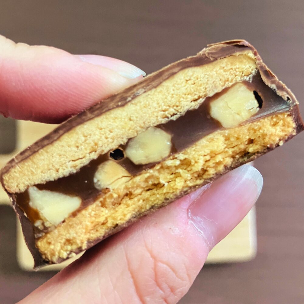 メゾン・デュ・ミエル（maison du miel）のマカダミアとキャラメルのショコラサンド 断面