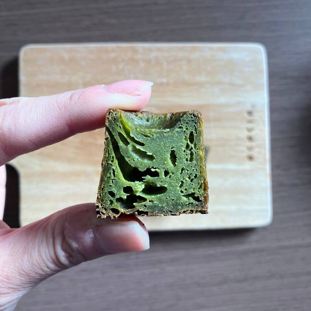 抹茶カヌレ断面