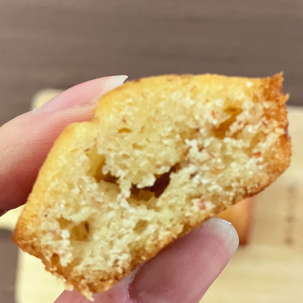 ローソンのバター香るしっとりフィナンシェ 断面