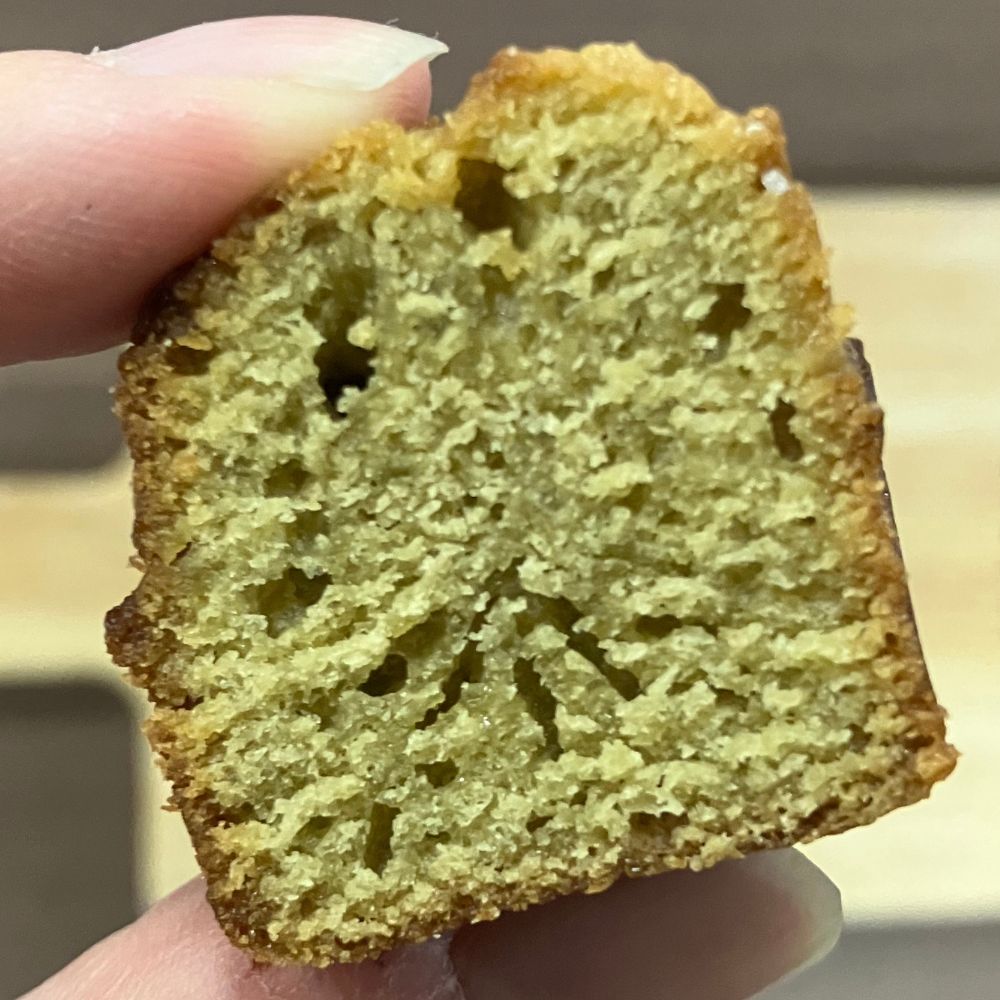 ちひろ菓子店の人生最高のフィナンシェ 濃厚ピスタチオ 断面